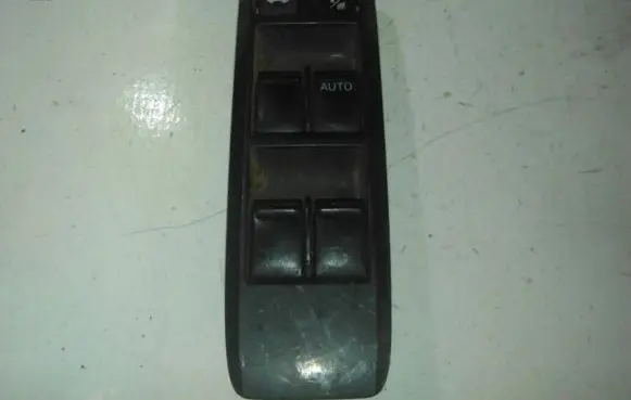 Nissan Primera Electric window control switch 25401av660 c8d-d701n