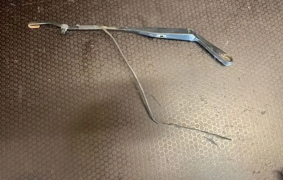 Fiat Coupe Front wiper blade arm