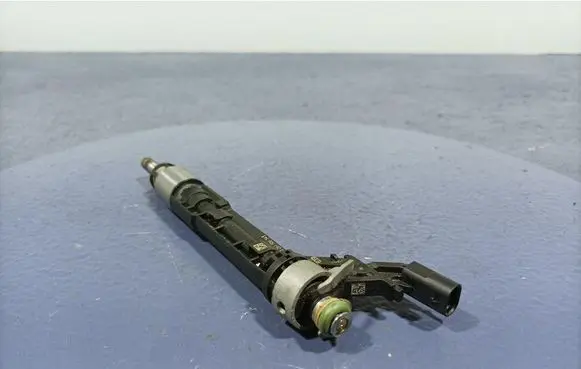 Audi A8 S8 D2 4D Fuel injector 06M906036R