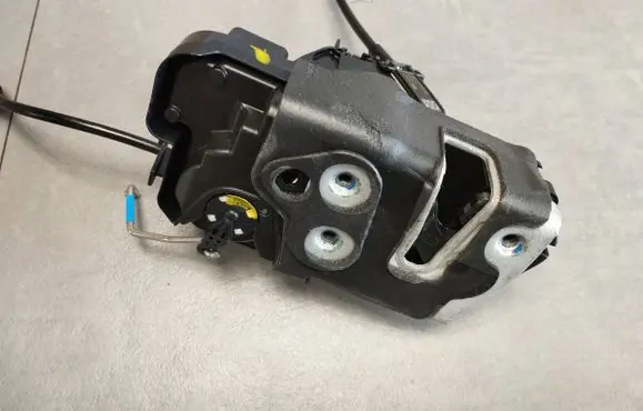 Volkswagen Amarok II Front door lock N1WAE21813PF 2HJ837015R