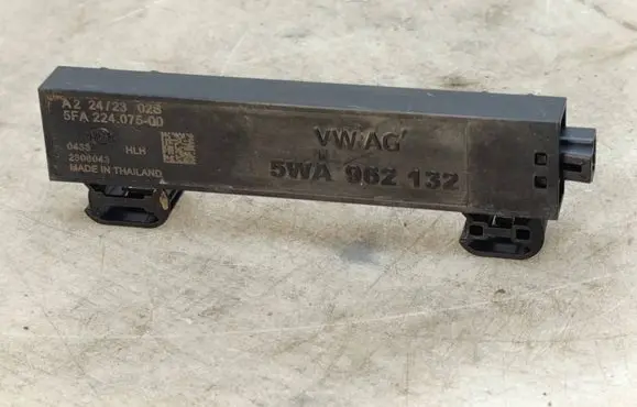 Audi A3 8Y Keyless system antenna 5FA22407500 5WA962132
