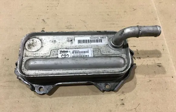Toyota Avensis T270 Engine oil radiator 157100R010C