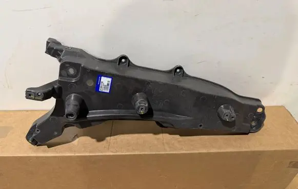 Volvo XC90 Fender mounting bracket 31391778