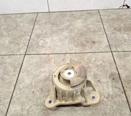 Mercedes-Benz Vito Viano W447 Engine mount bracket A4472410013