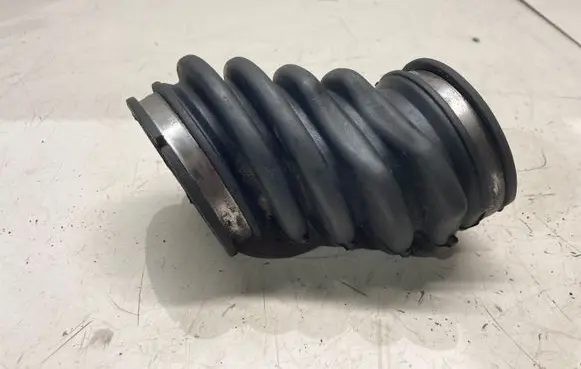 Volvo V40 Air intake duct part AV619C623CC 31319774
