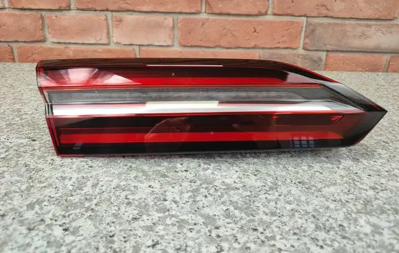 Tailgate rear/tail lights