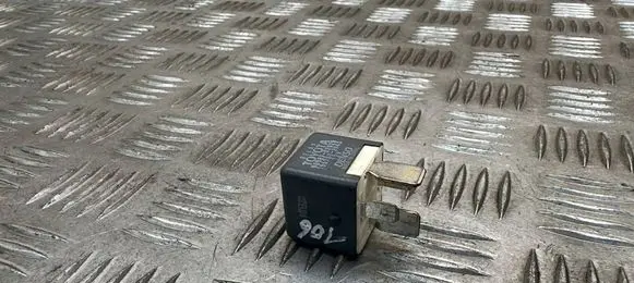 Toyota RAV 4 (XA40) Other relay 9098702025