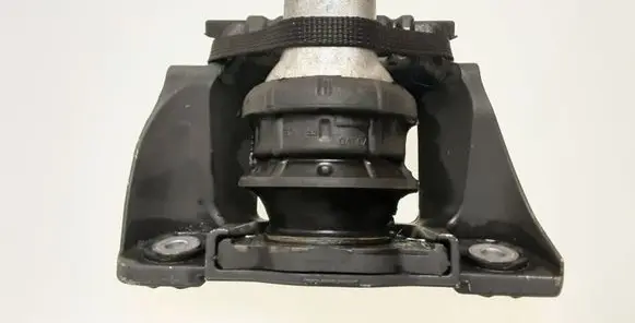 Volvo XC90 Engine mount bracket 31330588