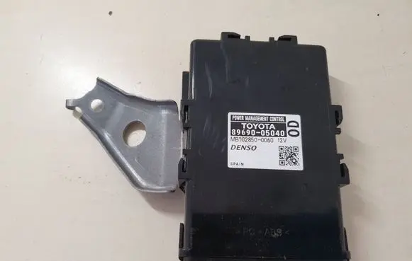 Toyota Avensis T270 Power management control unit 8969005040