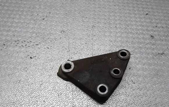 Engine mounting bracket