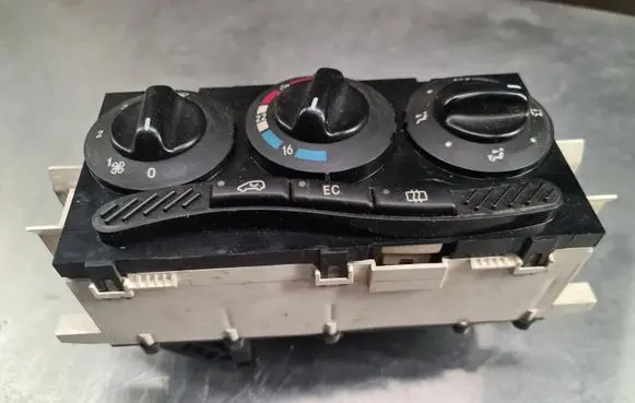 Mercedes-Benz C W203 Climate control unit 1688300485 K114998