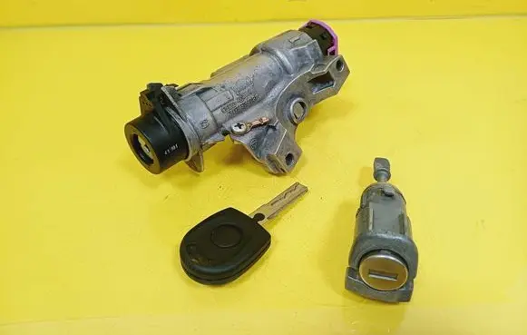 Volkswagen Golf IV Ignition lock 4B0905851C