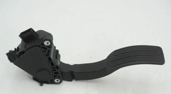 Accelerator throttle pedal