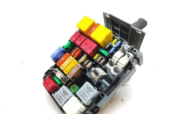 Peugeot 3008 II Fuse module 9804848580 4538118