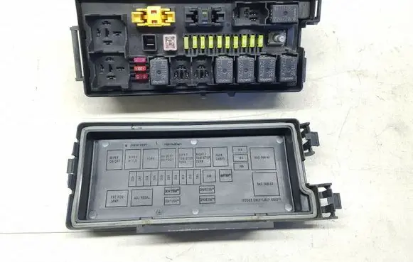 Jeep Grand Cherokee (WK) Fuse module 04692073AB nr7203