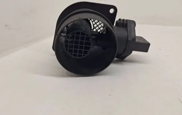 Volkswagen Touran I Mass air flow meter 038906461B 0281002531