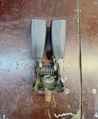 Middle seatbelt buckle (rear)