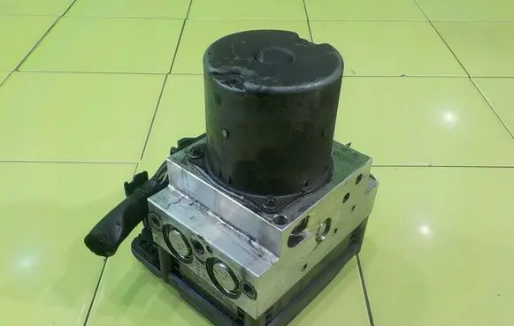 Mercedes-Benz CLS C219 ABS Pump A2114311812