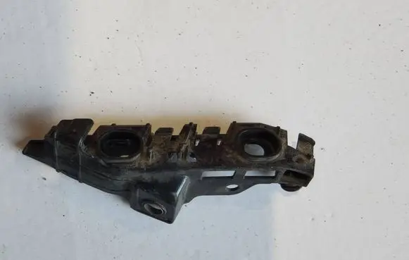 Front bumper mounting bracket