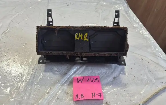 Renault Megane II Rear air vent grill 56562