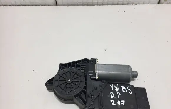 Volkswagen PASSAT B5 Front door window regulator motor 0130821694