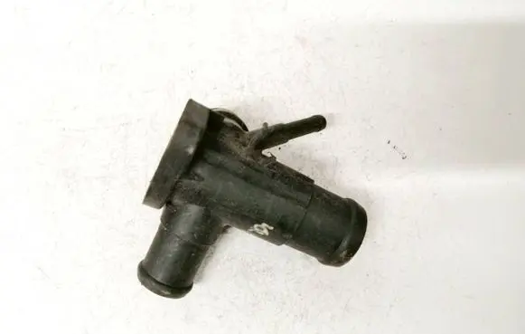 Volkswagen Golf II Engine coolant pipe/hose 068121133ae