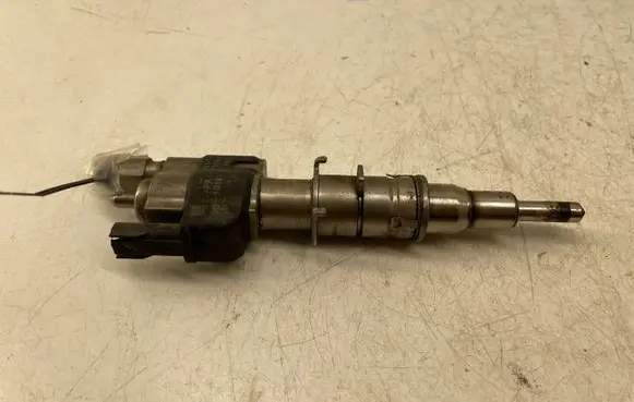BMW 5 F10 F11 Fuel injector 10181010