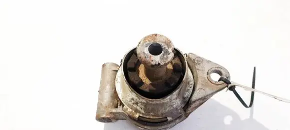 Opel Zafira A Engine mount bracket