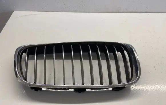 BMW 2 F46 Front grill 7379610 7300544