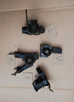 Engine mount vacuum valve