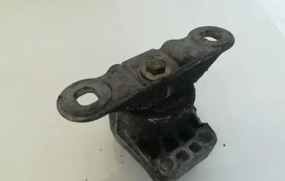 Ford Mondeo Mk III Engine mount bracket 2s716f012a 2s71-6f012-a