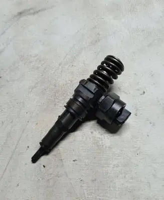 Volkswagen PASSAT B5.5 Fuel injector 036130073J