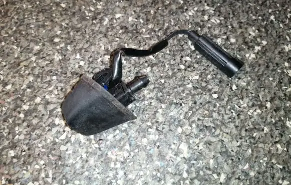 Windshield washer spray nozzle
