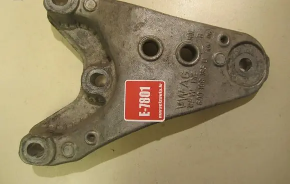 Volkswagen Polo IV 9N3 Engine mounting bracket 600199185D