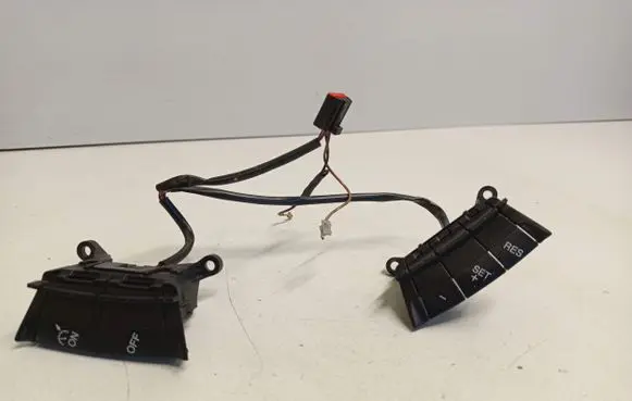 Steering wheel buttons/switches