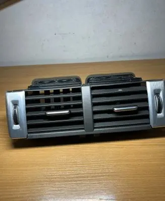 Land Rover Range Rover Evoque L538 Rear air vent grill GJ32014L21AA D37