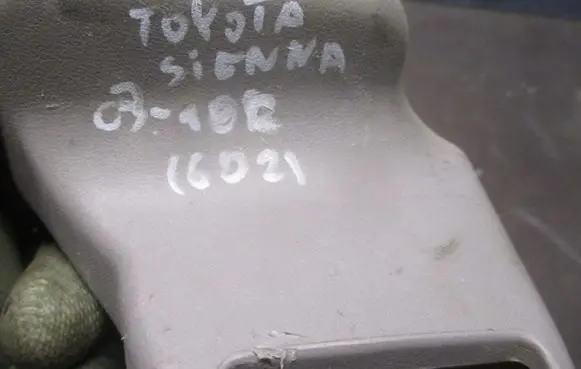 Toyota Sienna XL20 II Rear seat rail trim cover 72137AE040