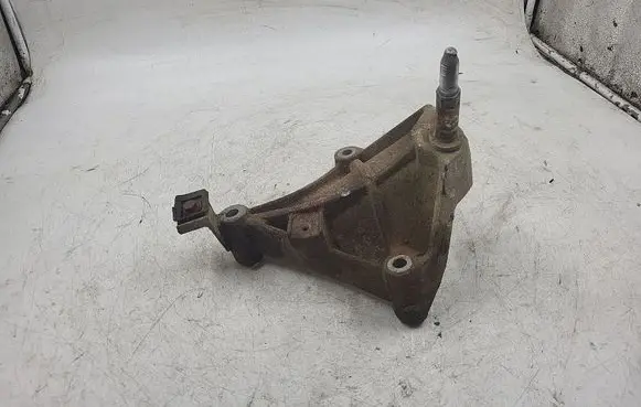 Renault Kangoo I Engine mounting bracket 