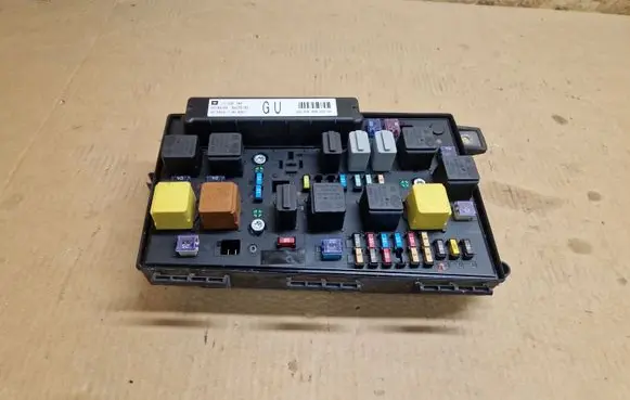 Opel Zafira B Fuse module 13206748