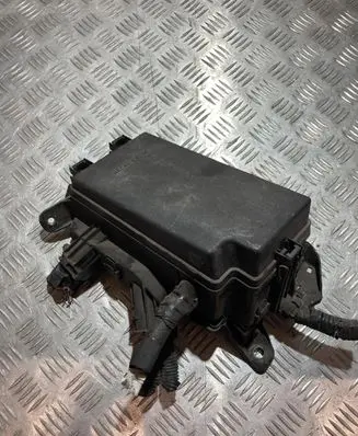 Toyota Prius (XW50) Fuse box cover PK16831