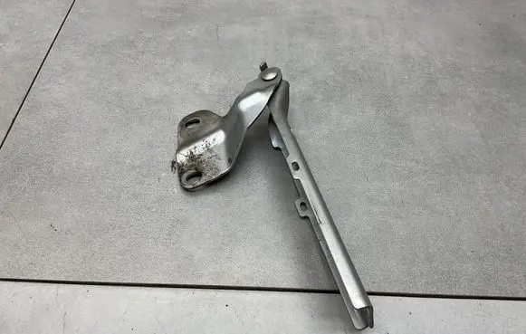 Audi Q3 8U Engine bonnet/hood hinges 8U0823302