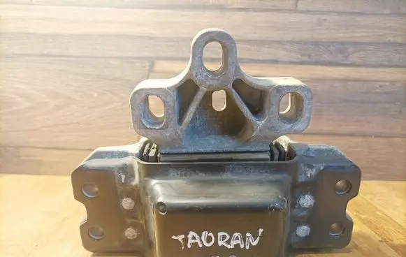 Volkswagen Touran I Engine mount bracket