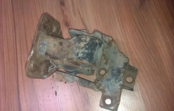 Engine mount bracket