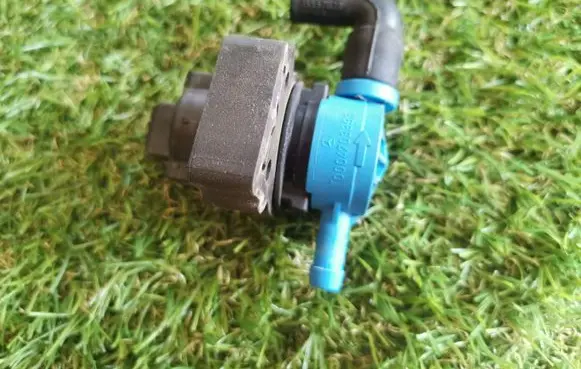 Mercedes-Benz C W203 Vacuum valve 0004703393