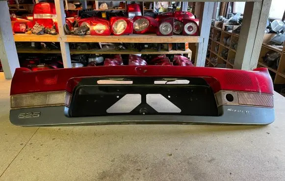 Mazda 626 Trunk door license plate light bar 0431394