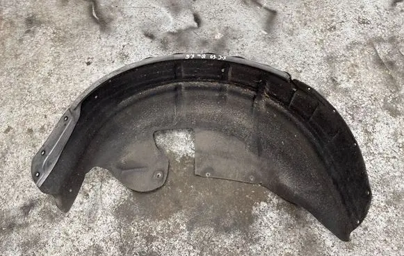 Rear arch fender liner splash guards