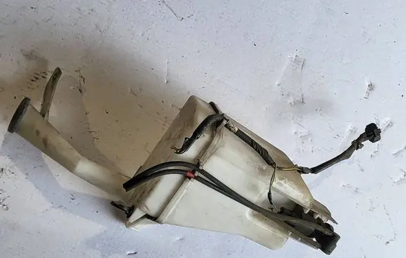 Nissan Note (E12) Windshield washer fluid reservoir/tank 