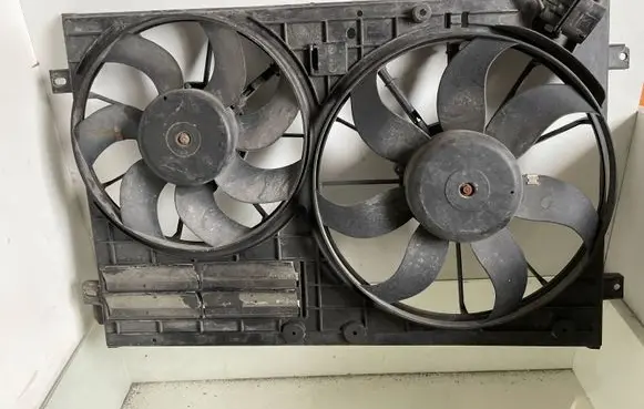 Volkswagen Touran II Radiator cooling fan shroud 