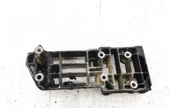 Volvo S40, V40 Engine mounting bracket 9135170