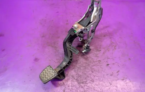 Toyota Yaris Clutch pedal